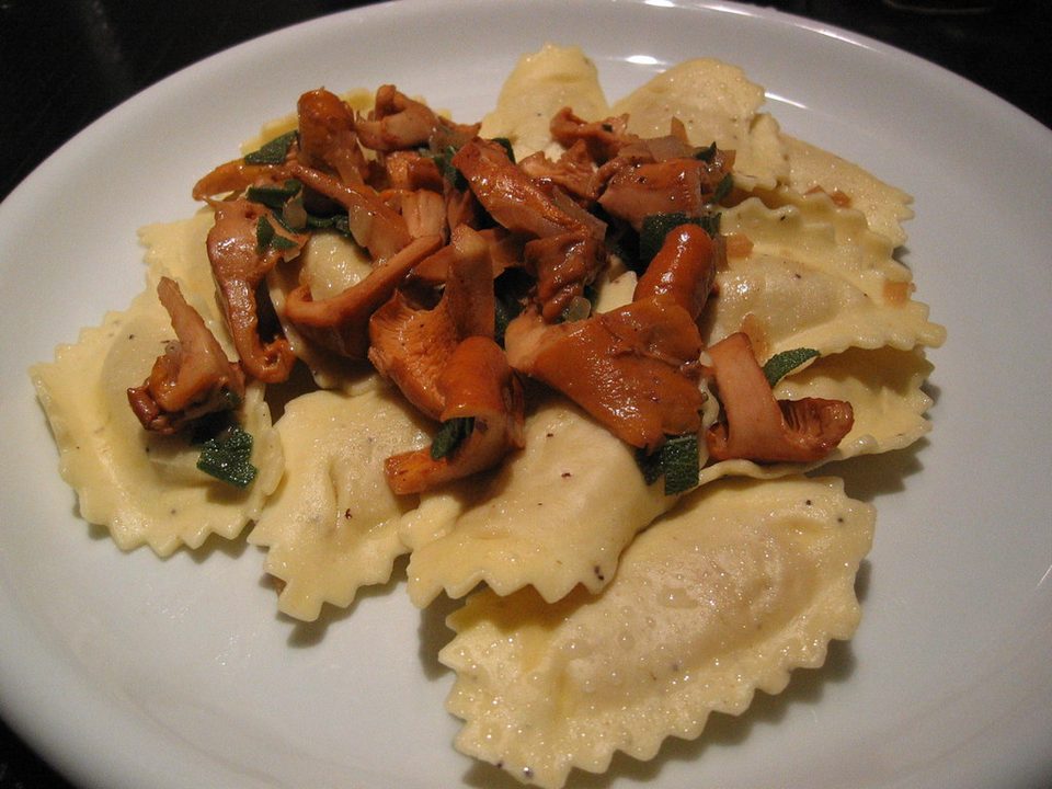 Ravioles de pollo, calabacin y morron